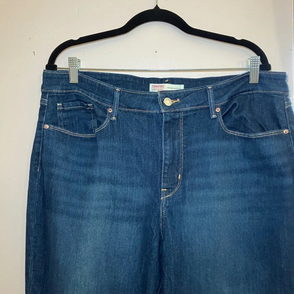 Signature by Levi Strauss Mid Rise Woman's Size 30 Bootcut Dark Wash Jeans